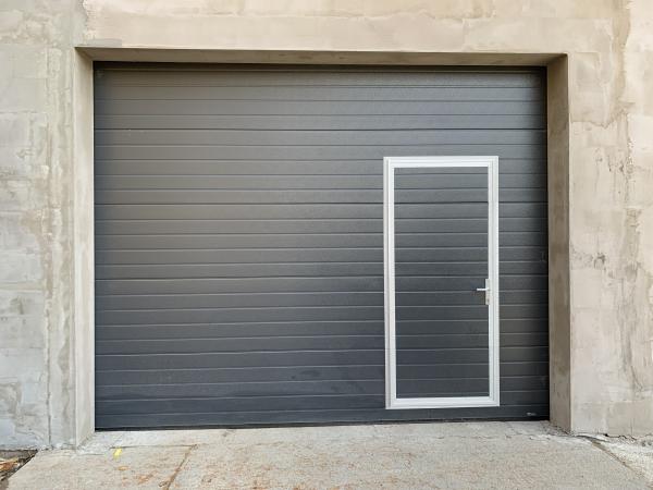 Sekčná garážová brána ETILA SILENT | pruhovaný panel | bežné farby
